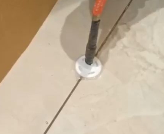 九原瓷砖空鼓维修公司专业解答瓷砖在铺贴过程中，如果没有涂抹均匀到位的粘结材料（如水泥砂浆或瓷砖胶），可能会导致以下问题